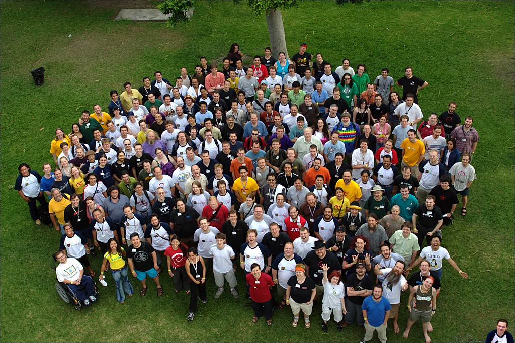 DebConf6 Gruppenfoto von [Aigars Mahinovs](https://www.flickr.com/photos/aigarius/542611389)